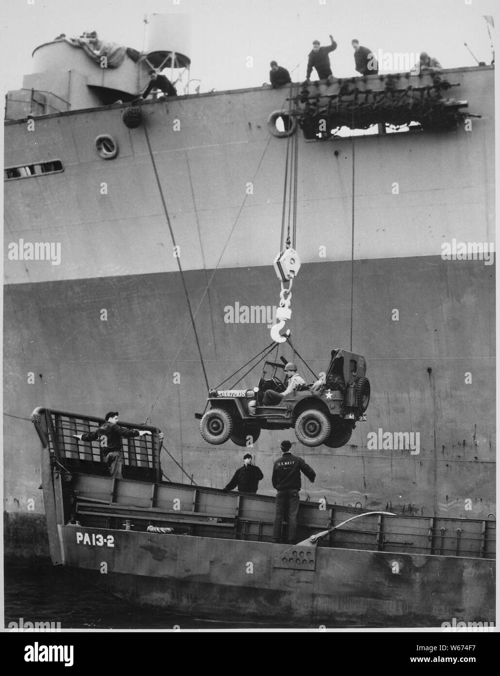 Untere entfernt. Geht unten einen Jeep vom Deck eines Coast Guard - Bemannte Angriff in eine Landing Craft, während die amphibischen Manöver der Küstenwache und der Infanterie Einheiten in den europäischen Krieg Theater.; Allgemeine Hinweise: Verwenden Sie Krieg und Konflikt Nummer 847 bei der Bestellung eine Reproduktion oder Anforderung von Informationen zu diesem Bild. Stockfoto