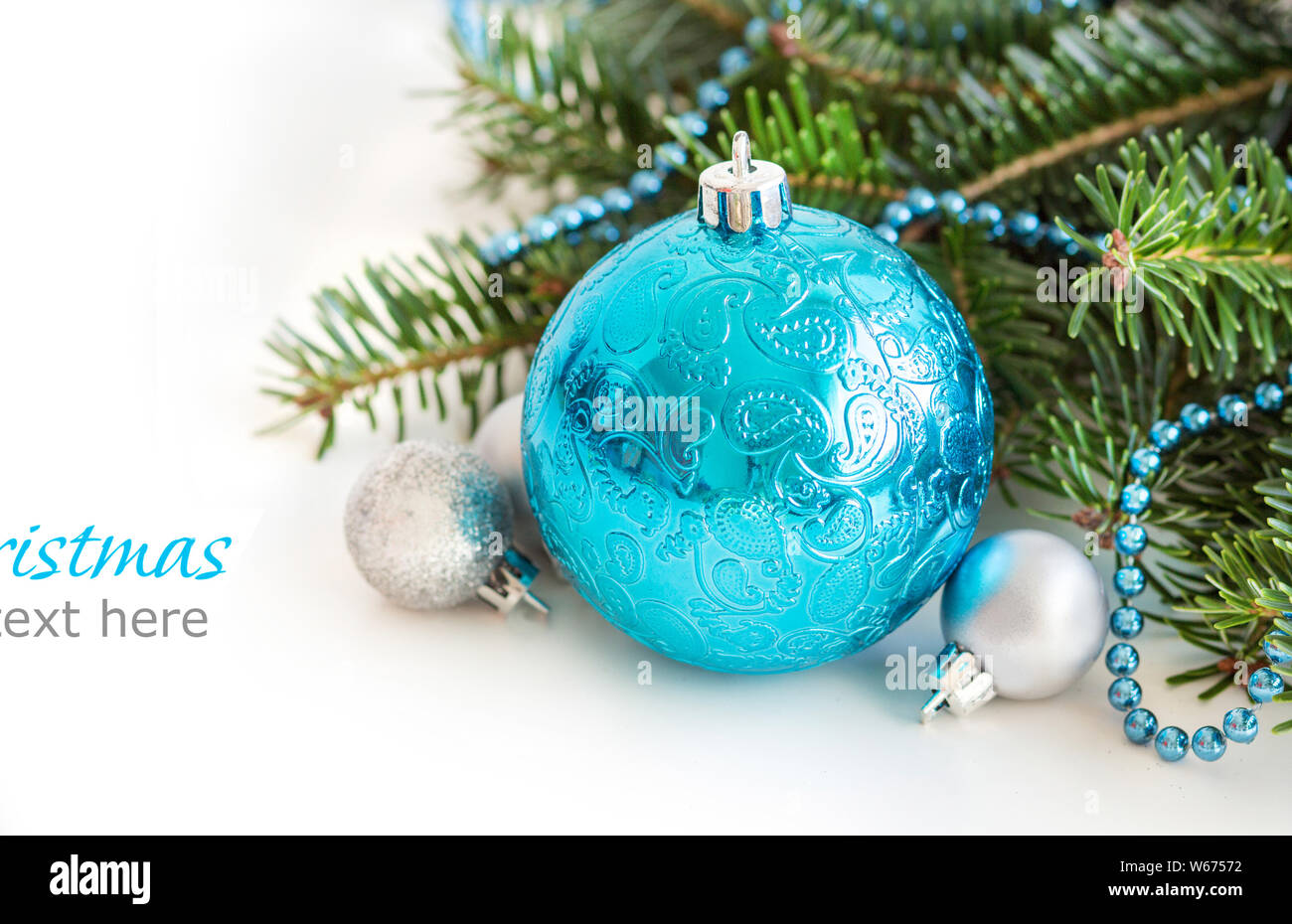 Türkis und Silber Weihnachtsverzierungen Rand auf weißem Hintergrund Stockfoto