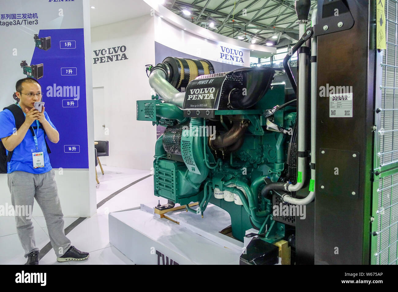 ---- Leute besuchen Sie den Stand von Volvo Penta während einer Ausstellung in Shanghai, China, 3. Mai 2018. Die Volvo Gruppe Ramping Up Ressourcen ho zu erkunden Stockfoto