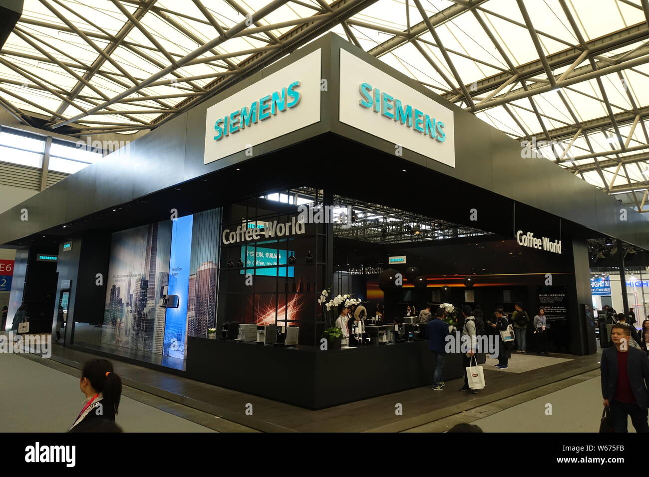 ---- Leute besuchen den Stand der Siemens AG während einer Ausstellung in Shanghai, China, 9. März 2018. Chinas staatliche Power Investment Corporation (SPIC) Stockfoto