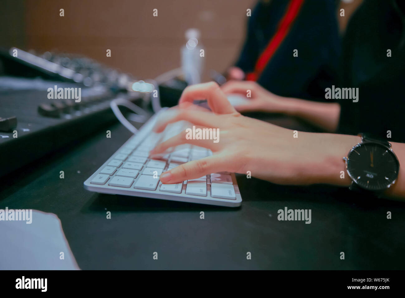 Post-90 s Chinesische Sound Mixer Mengmeng betreibt die Tonaufnahme equipment einen Song in einem Studio in Peking, China, 11. April 2018. Mengmeng Stockfoto