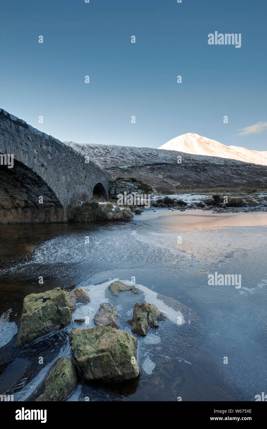 Alte steinerne Brücke entlang Loch Ainort, Isle of Skye Stockfoto