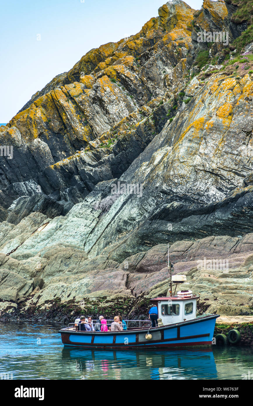 Kapelle Rock am Eingang Polperro Hafen in Cornwall, England, Großbritannien. Stockfoto