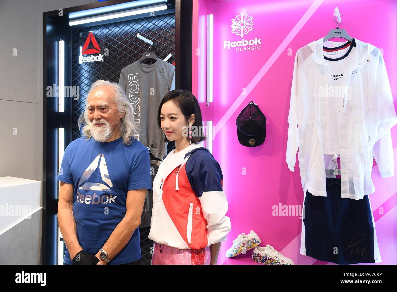 Chinesische Sängerin und Schauspielerin Victoria Song oder Song Qian, rechts, und der 82-jährige chinesische Modell Wang Deshun eine Werbeveranstaltung für "Reebok" in Sha teilnehmen Stockfoto