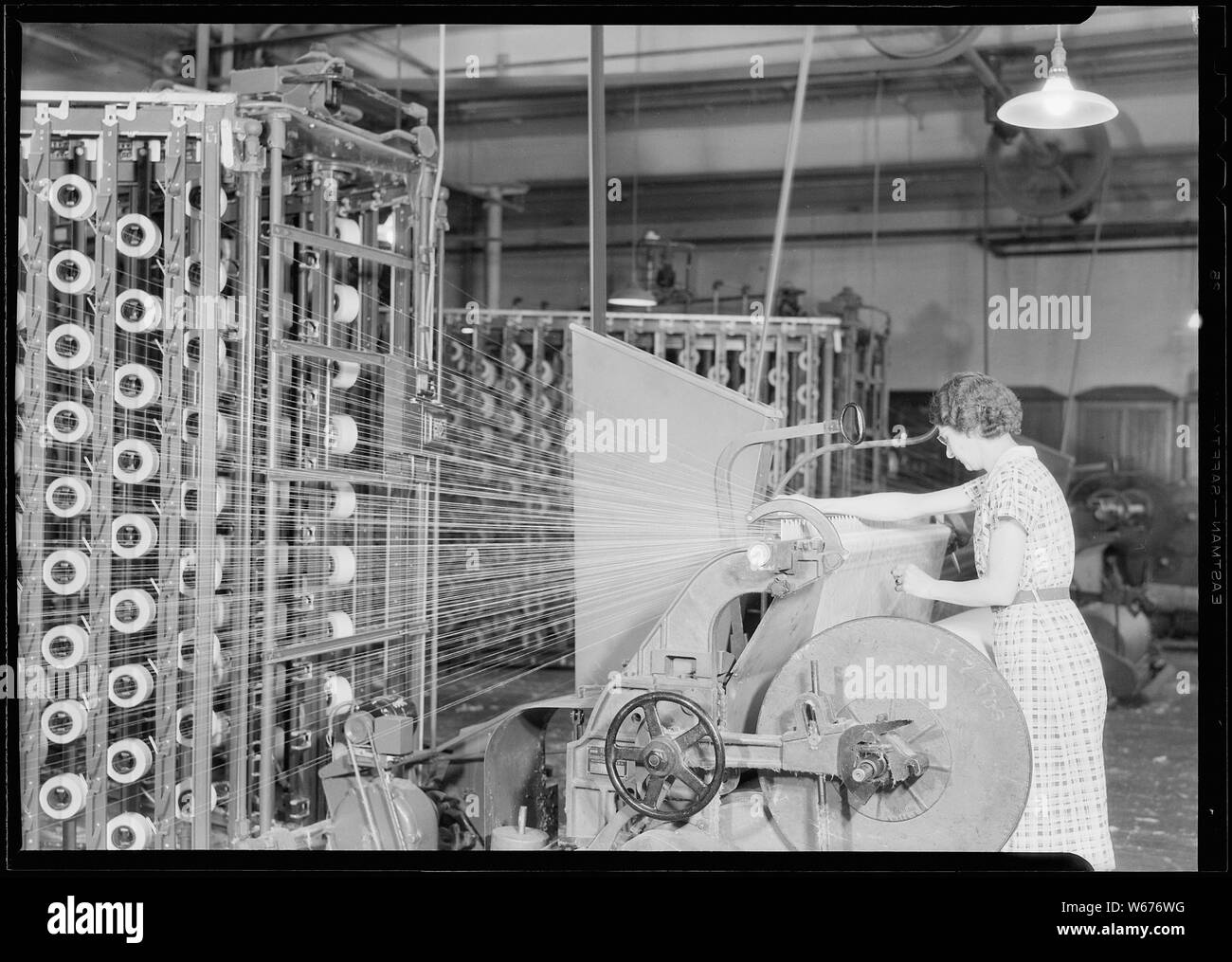 Manchester, New Hampshire - Textilien. Pacific Mills. Barber-Colman High Speed Warper. Diese Maschine ist mit 345 endet die in das Warp ausgeführt werden. Diese Zahl kann nach dem Warp gewünschte geregelt werden. Stockfoto