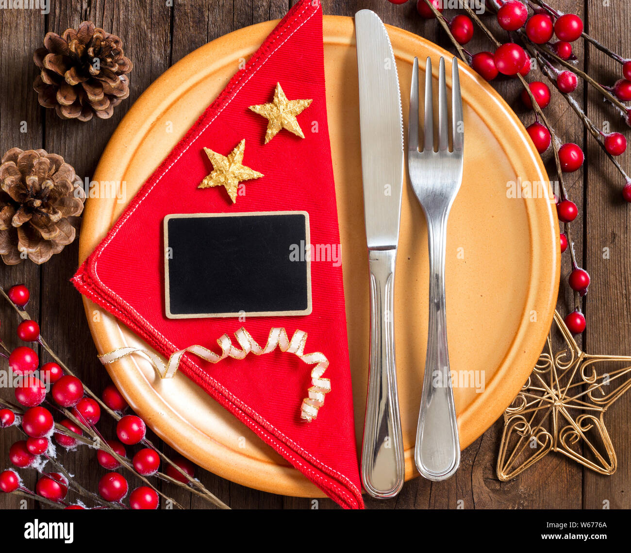 Festliche Tischdekoration mit kleinen schwarzen Brett Nahaufnahme Stockfoto