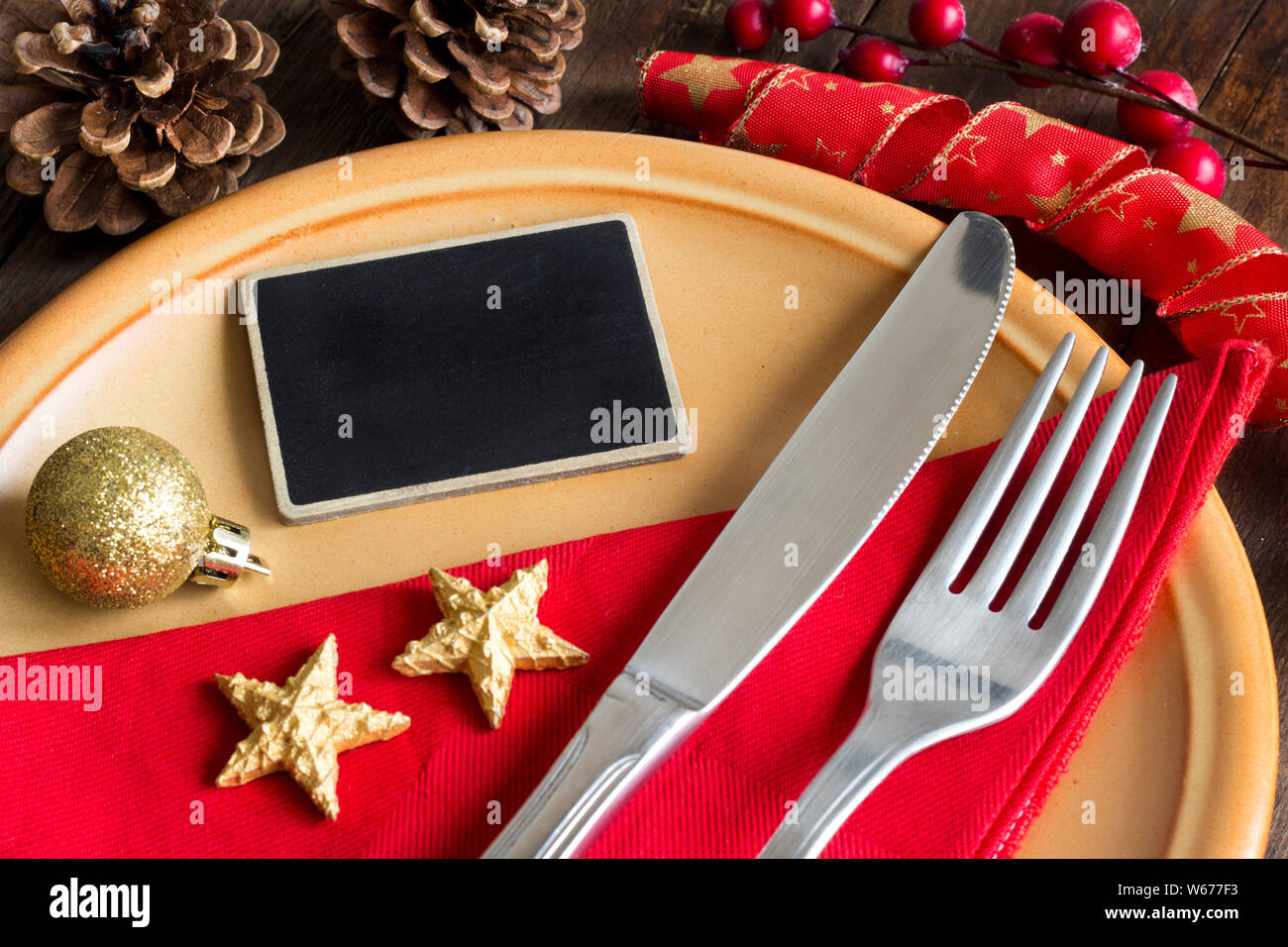 Festliche Tischdekoration mit kleinen schwarzen Brett Nahaufnahme Stockfoto