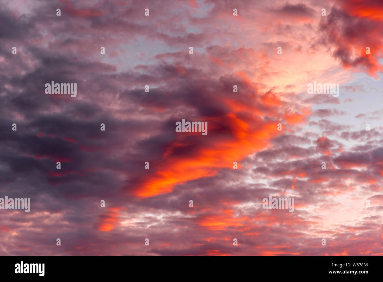 Rote Wolken bei Sonnenuntergang Stockfoto