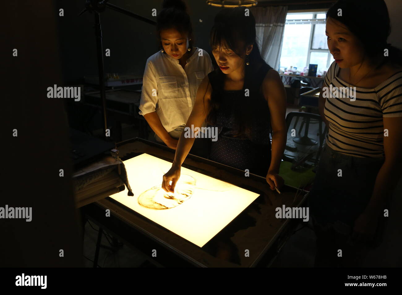 Chinesische sand Malerei Künstler Ying Zi ist ein Kunstwerk mit französischen Fußballspieler Kylian Mbappe in einem Studio in Changchun Stadt, im Nordosten Kinn Stockfoto