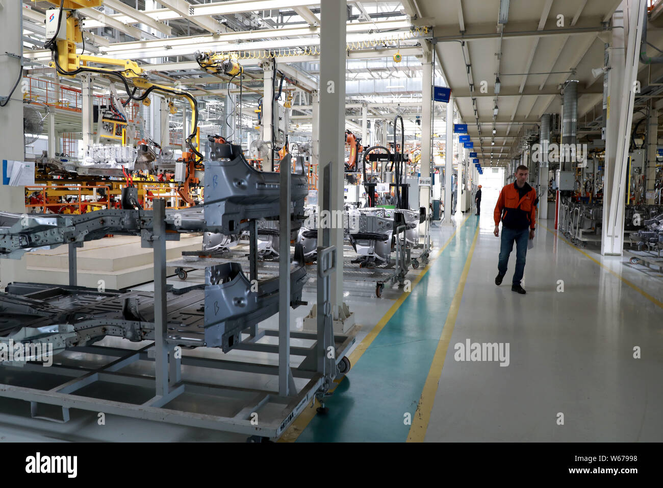 Autos Werden An Der Montagelinie An Die Automatische Anlage Von Belgee, Das  Joint Venture Zwischen Belarus Und Chinesischen Automobilhersteller Geely,  Produziert, Montiert Stockfotografie - Alamy