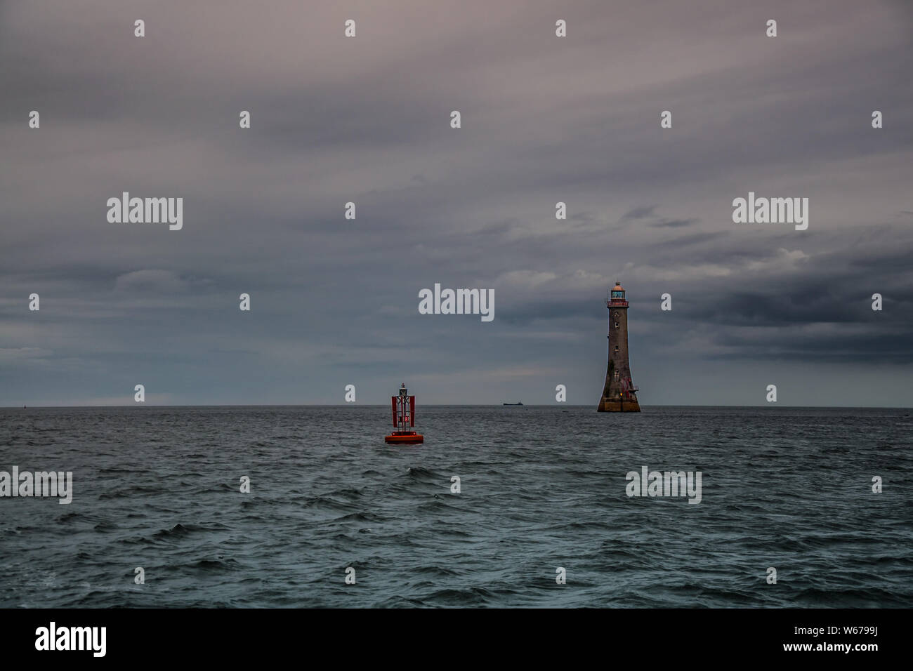 Haulbowline Leuchtturm und Rot-Port Boje am Eingang zum Carlingford Lough, nord-westlich von der Irischen See. Ansicht vom Meer. Stockfoto