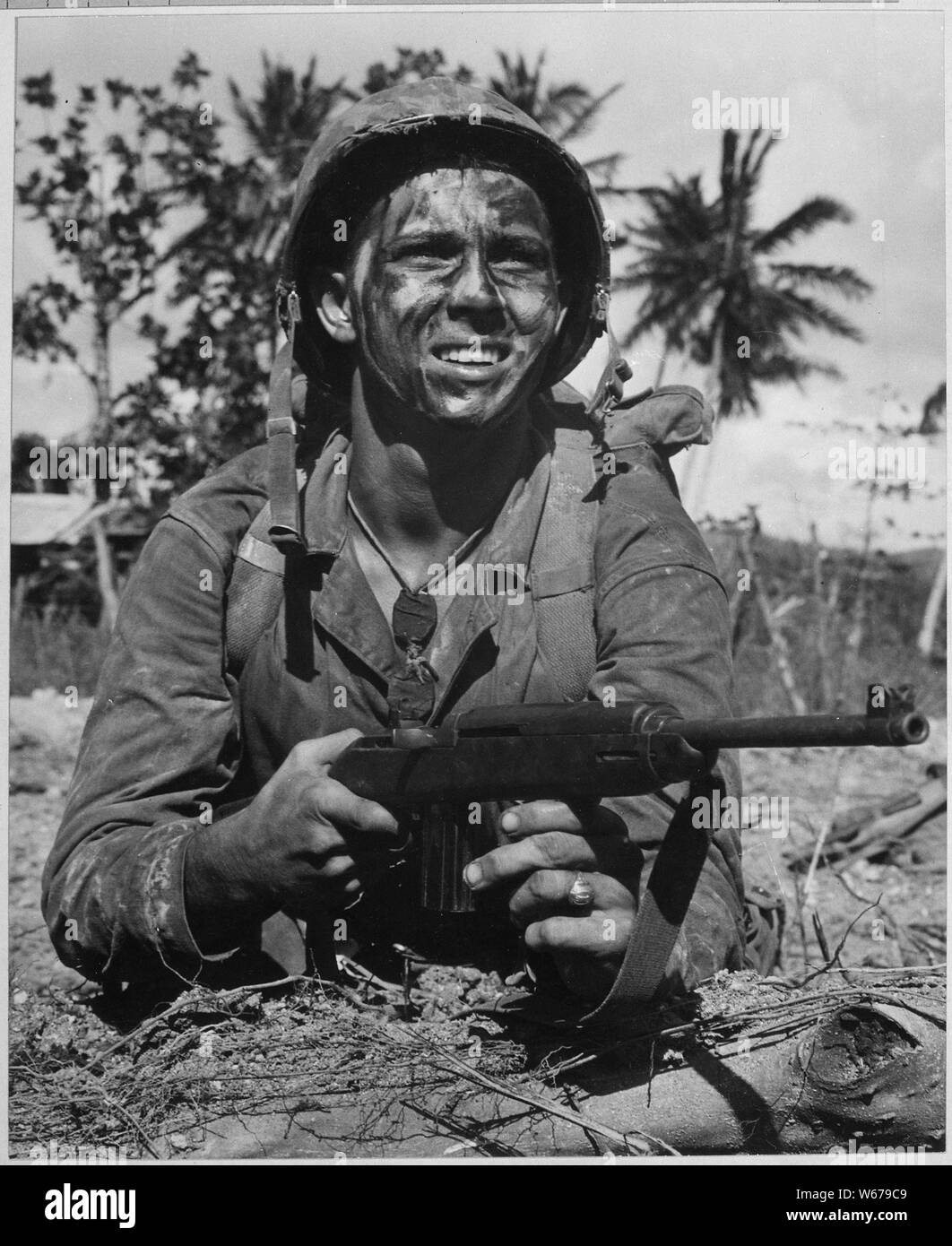 Marine erwartet Signal im Kampf Guam von Japanisch zu erlangen.; Allgemeine Hinweise: Verwenden Sie Krieg und Konflikt Nummer 1194 bei der Bestellung eine Reproduktion oder Anforderung von Informationen zu diesem Bild. Stockfoto