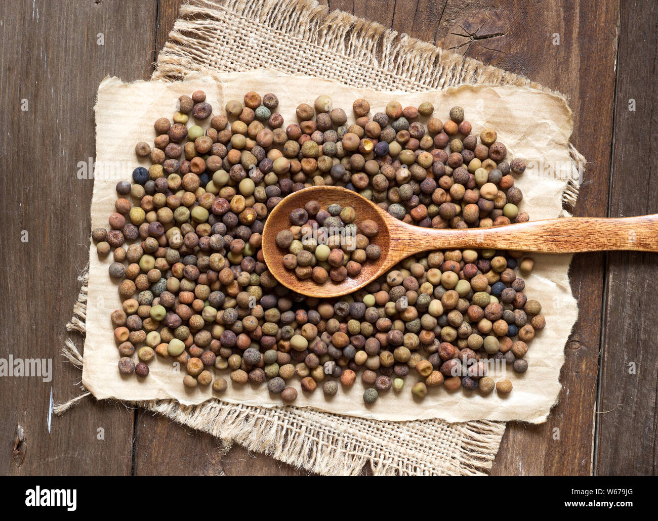 Raw organic roveja Bohnen mit Löffel auf dem Tisch Stockfoto