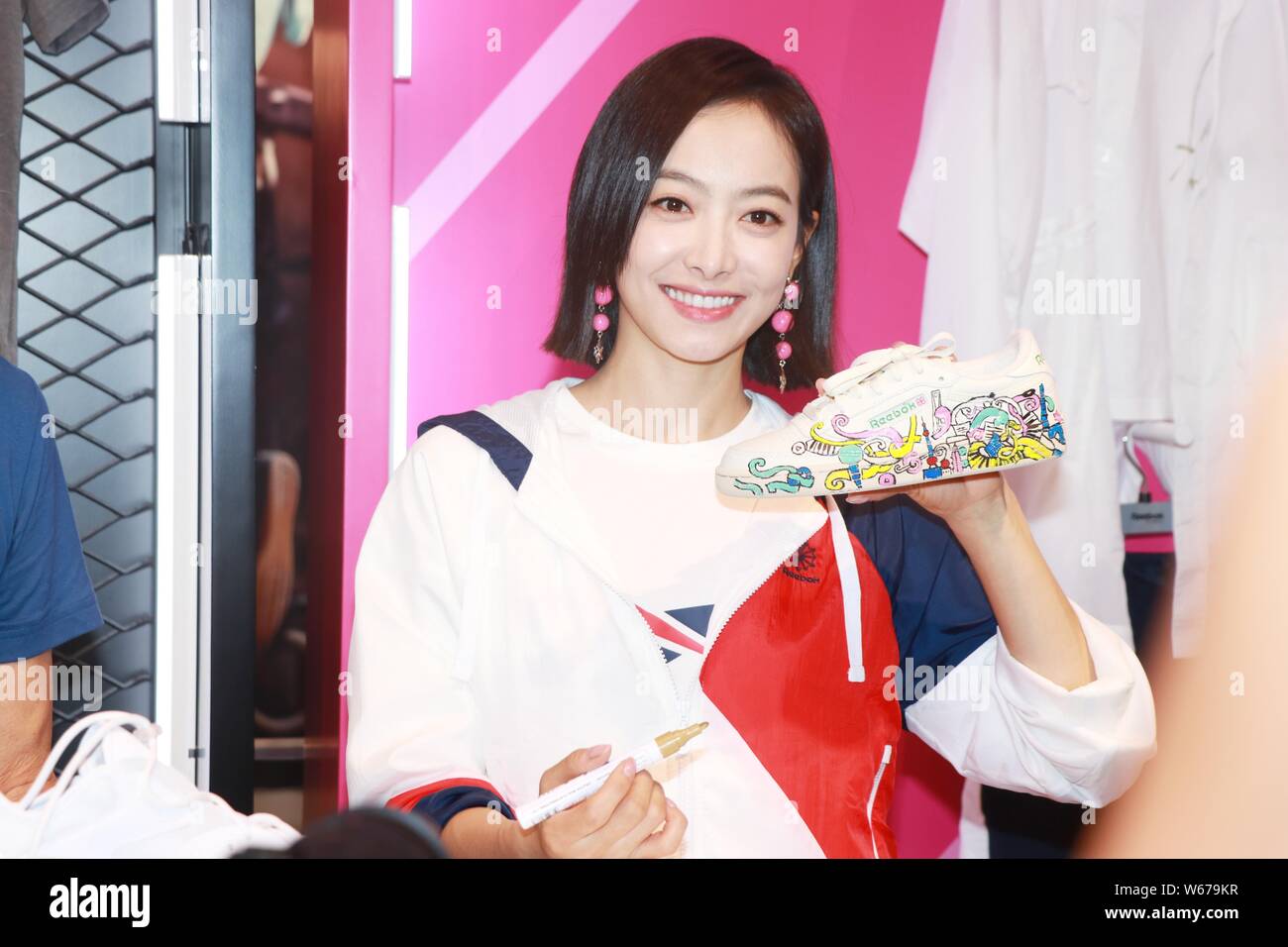 Chinesische Sängerin und Schauspielerin Victoria Song oder Song Qian besucht eine Werbeveranstaltung für "Reebok" in Shanghai, China, 8. Juli 2018. Stockfoto