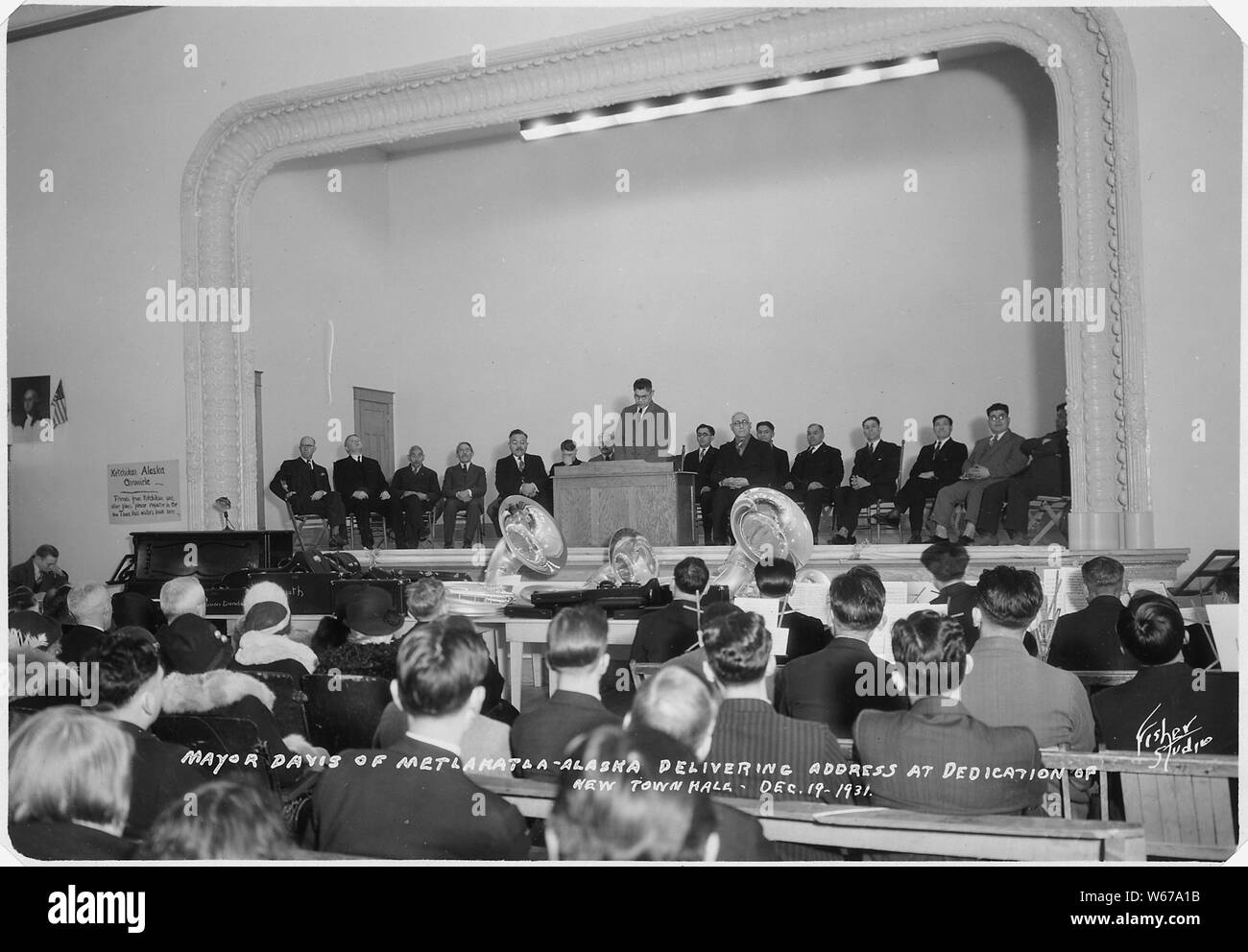 Bürgermeister Davis von Metlakahtla, Alaska, Lieferanschrift bei der Einweihung des neuen Rathauses, Dezember, 19, 1931. Stockfoto