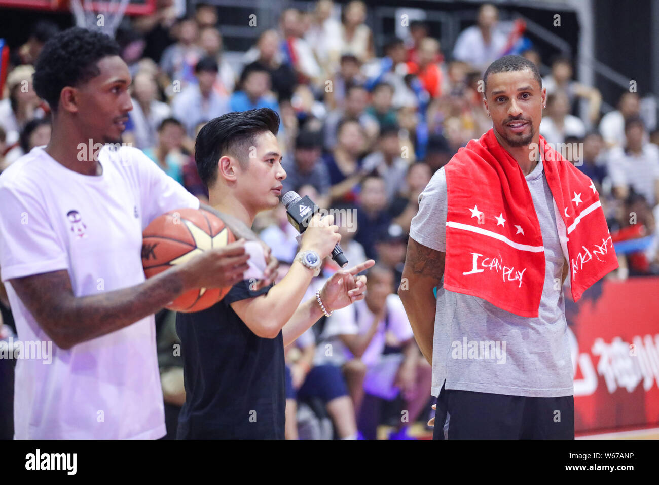 NBA Basketball spieler George Hill von Cleveland Kavaliere, rechts, und Louis Williams der Los Angeles Clippers ein basketballturnier auf dem Höhepunkt 2018 teilnehmen Stockfoto