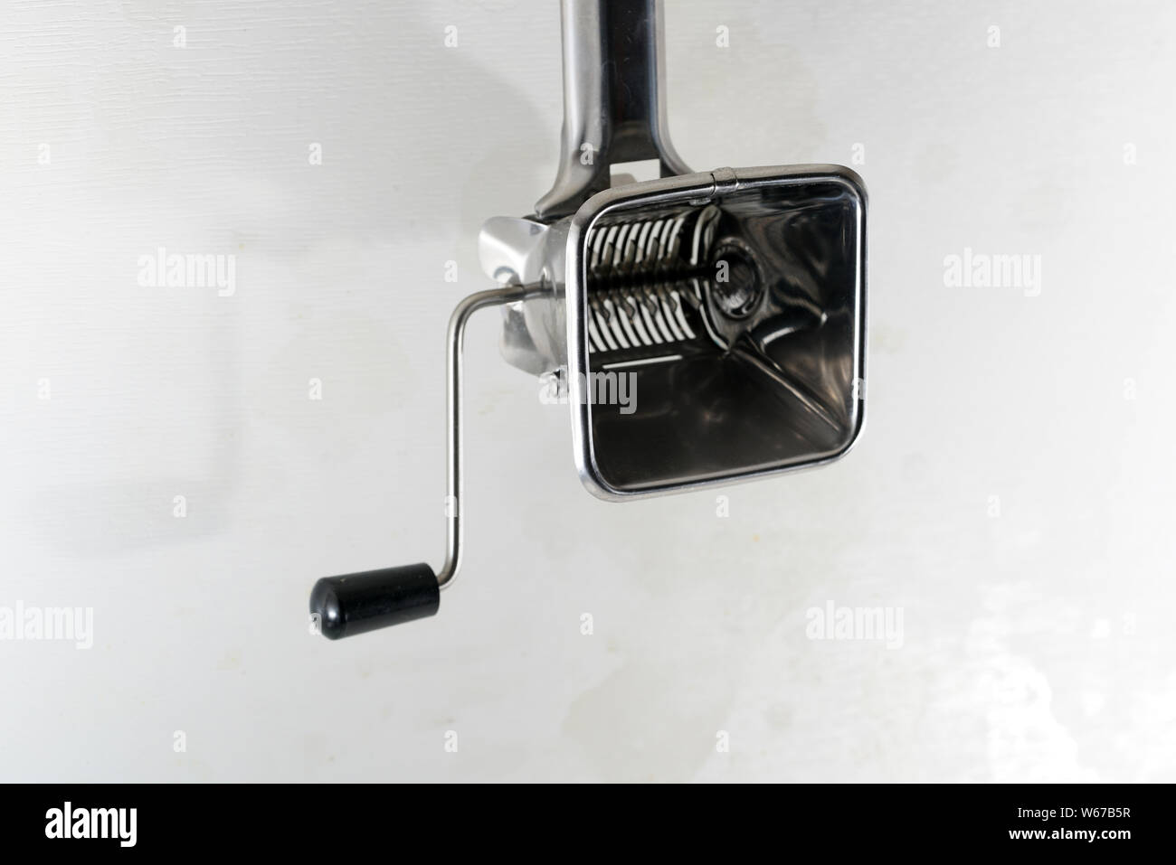 Mit einem Gewürz Mühle, die Gewürze und Kräuter werden schonend gemahlen. Stockfoto