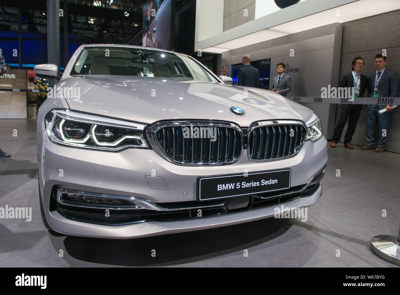 ---- Eine BMW 5er Limousine wird auf dem Display während der 15 Beijing International Automotive Exhibition, die auch als Auto China 2018 in Peking, Chi bekannt Stockfoto