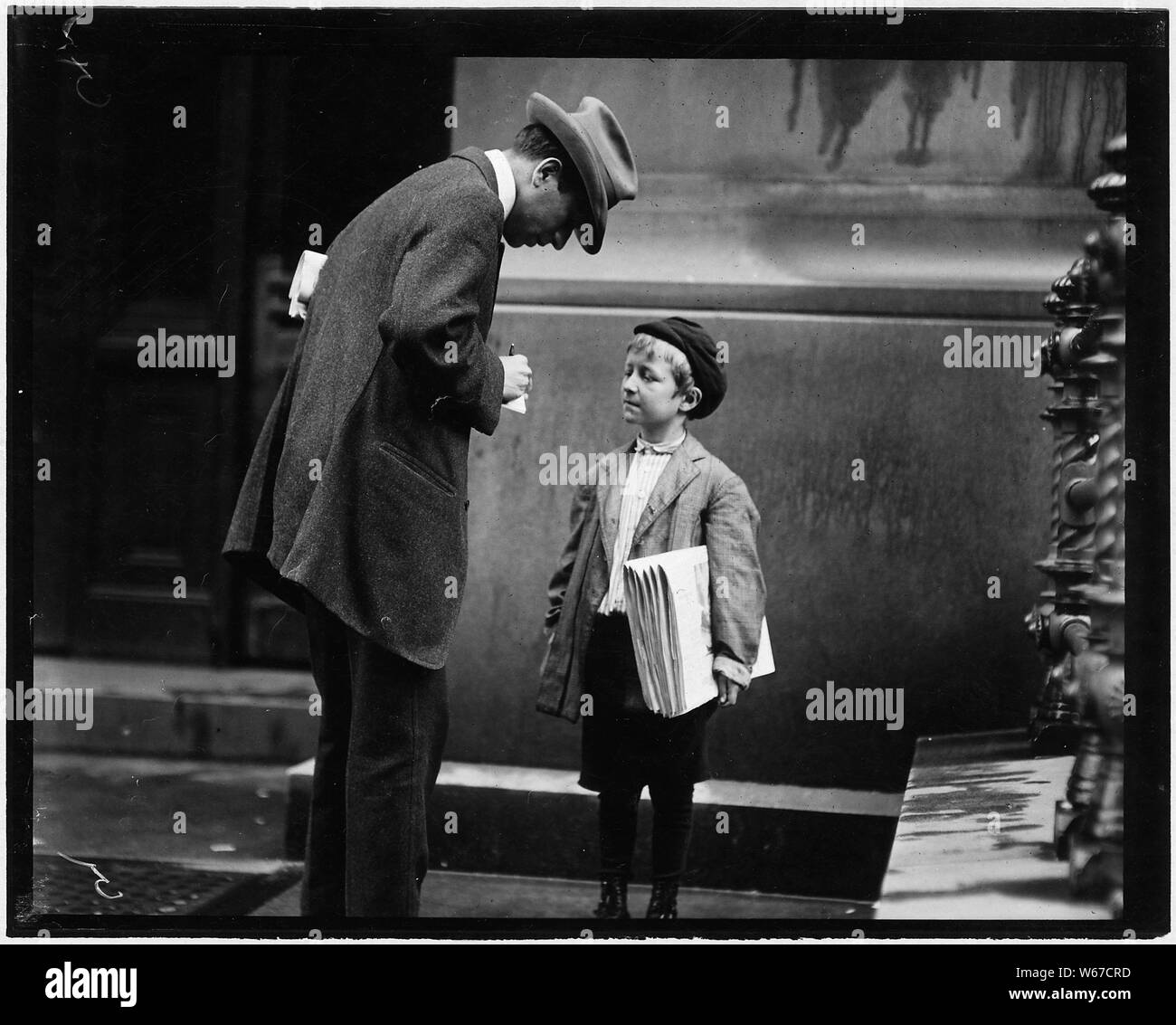 Michael Mc Nelis, 8 Jahre alt, eine newsboy. Dieser Junge hat gerade seinen zweiten Angriff der Lungenentzündung erholt. Gefunden Verkauf von Papieren, die in einem großen Regen Sturm heute. Philadelphia, Pa. Stockfoto