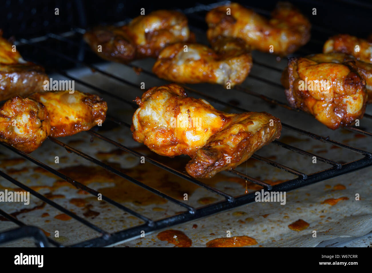 Chicken Wings im Ofen knusprig gebraten Stockfotografie - Alamy