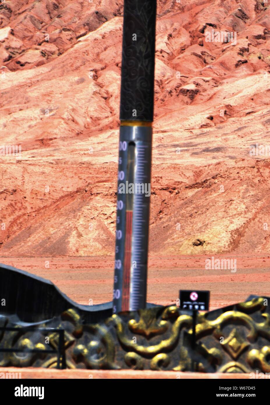 Ein riesiger Thermometer mit Anzeige der aktuellen Außentemperatur erreichen fast 80 Grad Celsius am Fuße des Huoyan (Flaming) Berg in Turpan Stockfoto