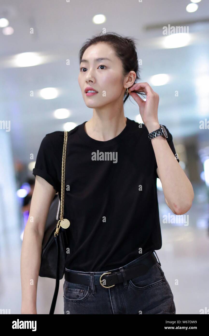 Chinesische Modell Liu Wen kommt an der Shanghai Hongqiao International Airport in Shanghai, China, 17. Juli 2018. Stockfoto