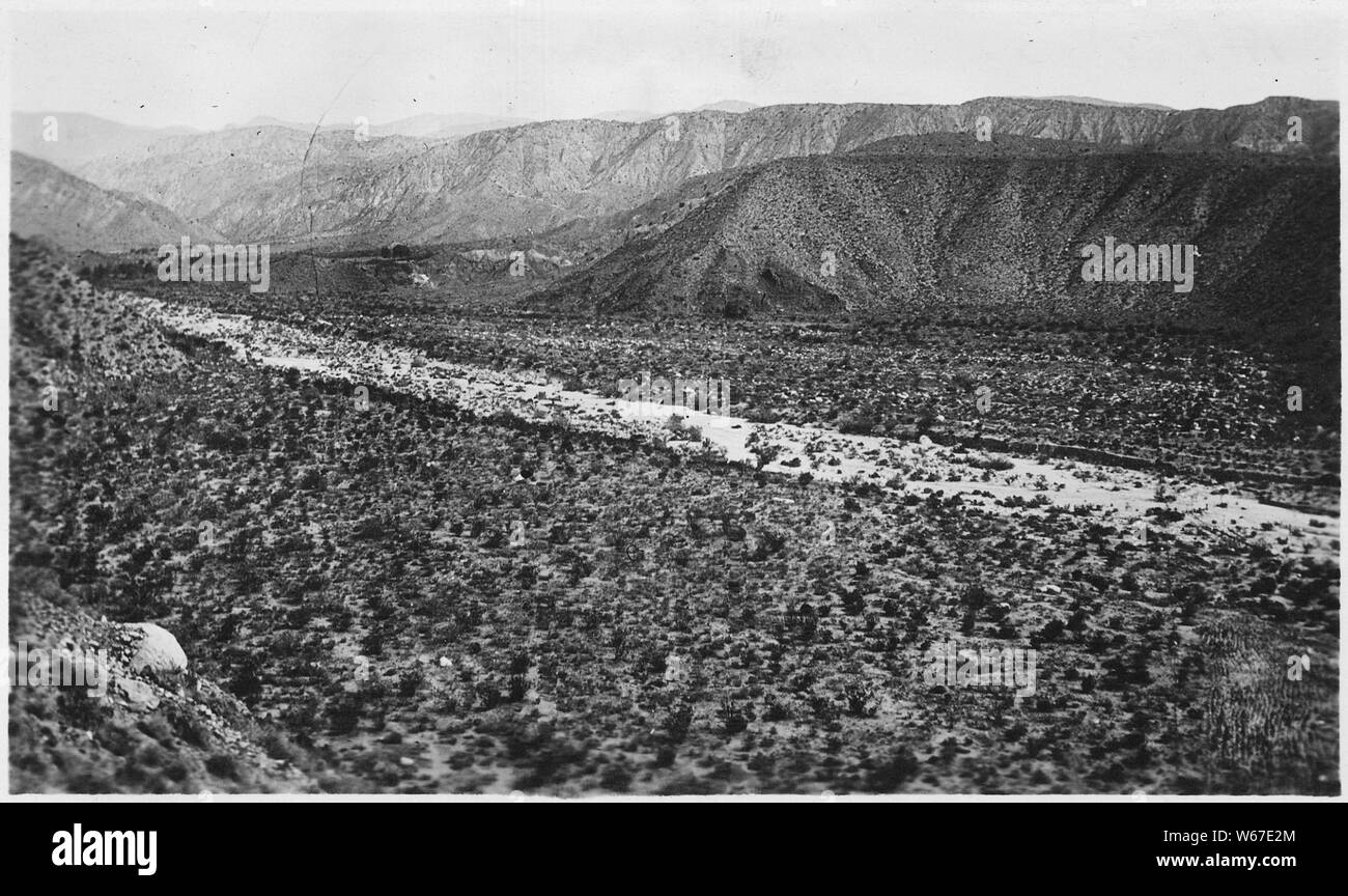 Mission Creek buchen. Suchen der Mission Creek Canyon von der unteren Begrenzung. Gute Land im Vordergrund.; Umfang und Inhalt: Berichte enthalten Informationen, die für die Bewässerung Ausgaben für eine Vielzahl von indischen Agenturen unter der Kontrolle der Portland Office einschließlich Agenturen in Idaho, Oregon, Washington, Kalifornien, Utah und Arizona. Stockfoto