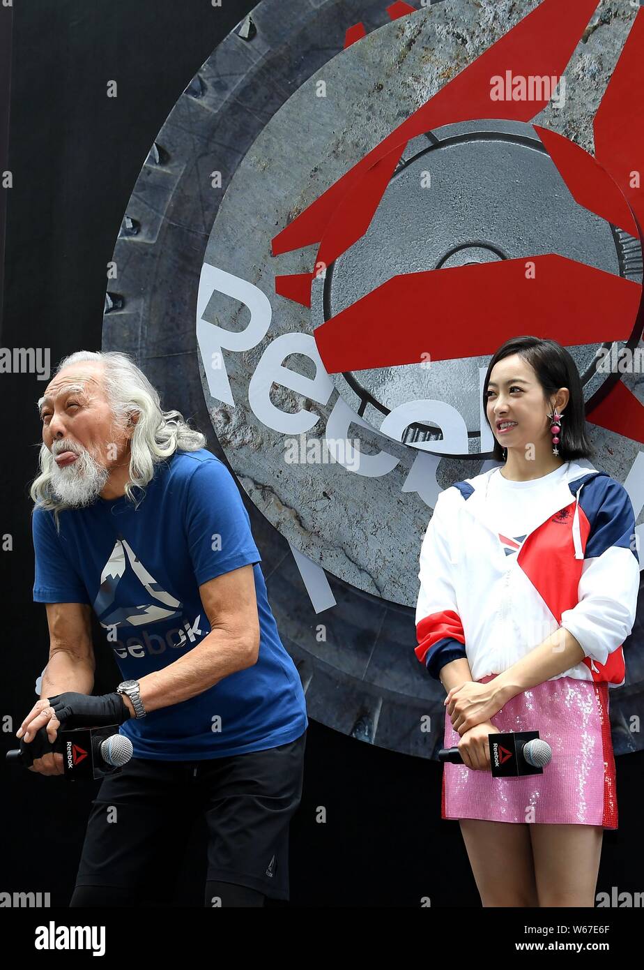 Chinesische Sängerin und Schauspielerin Victoria Song oder Song Qian, rechts, und der 82-jährige chinesische Modell Wang Deshun eine Werbeveranstaltung für "Reebok" in Sha teilnehmen Stockfoto