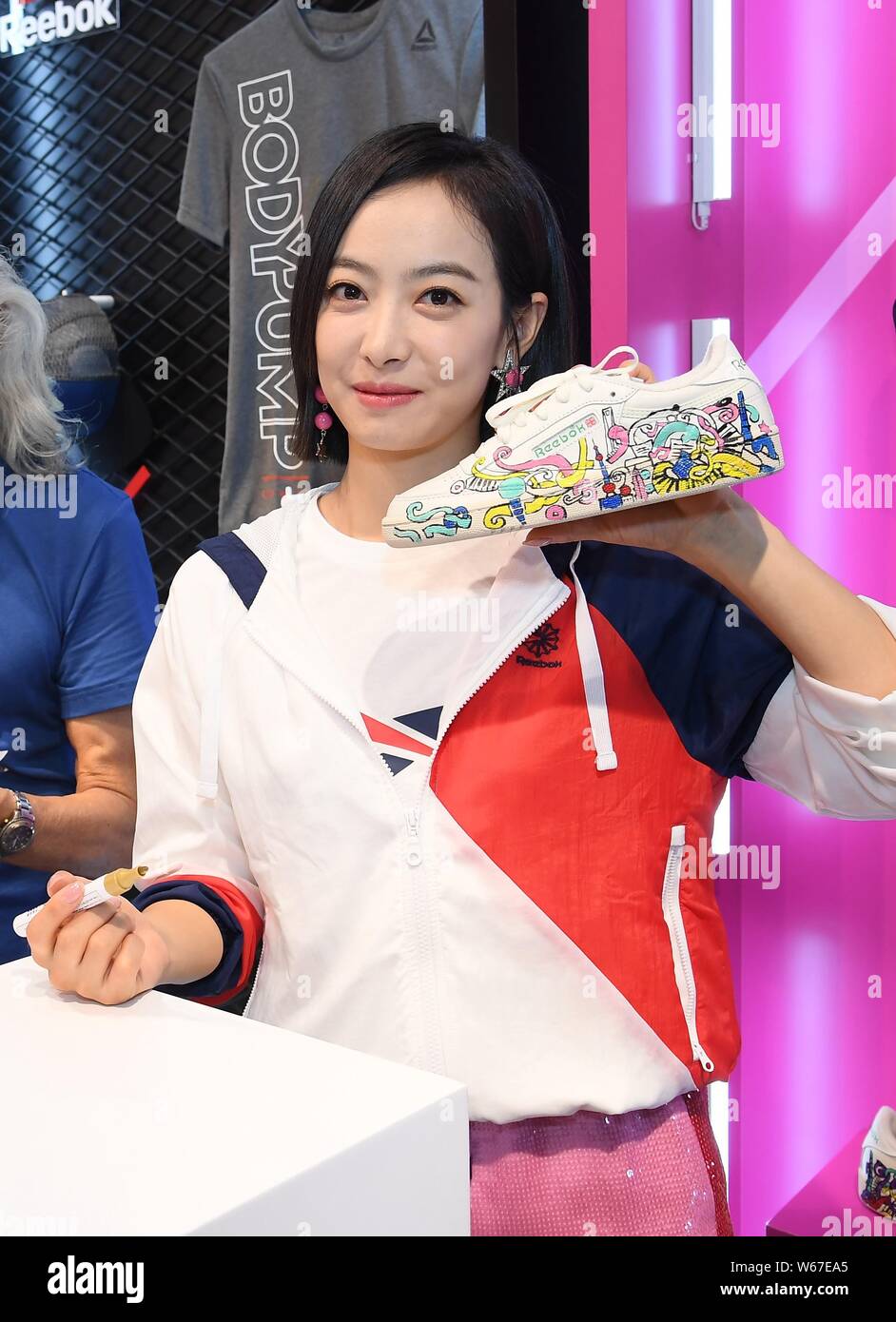 Chinesische Sängerin und Schauspielerin Victoria Song oder Song Qian besucht eine Werbeveranstaltung für "Reebok" in Shanghai, China, 8. Juli 2018. Stockfoto