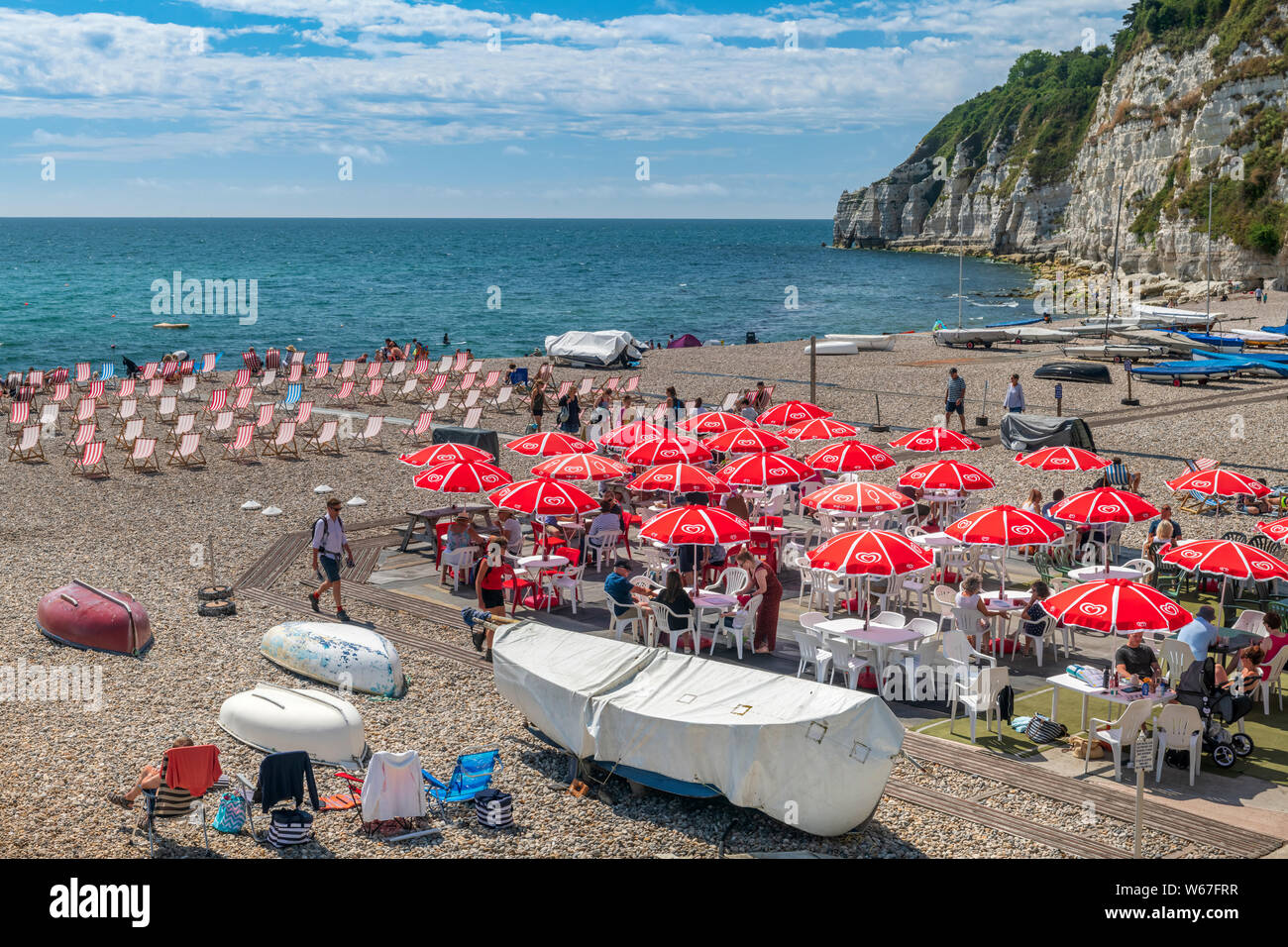 Bier, South East Devon, England. Mit blauem Himmel und eine sanfte Brise, der Strand am malerischen Küstenort Bier sieht weniger Urlauber si Stockfoto