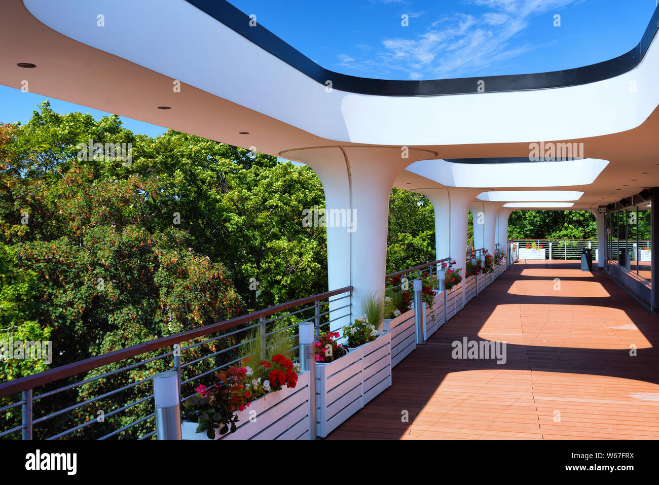 Terrasse von einem modernen Gebäude mit Säulen und ein transparentes Dach an einem sonnigen Sommertag Stockfoto