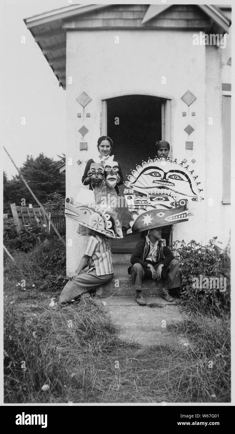 Native Amerikanische Familie. Taholah Agentur; Umfang und Inhalt: Aufzeichnungen dokumentieren die Aktivitäten von George LaVatta als organisatorische Bereich Agent in den 30er Jahren. Im Preis enthalten sind Unterlagen und Fotos prozessrechtlich Bau an den verschiedenen Agenturen, die Reorganisation des Büros für Indianische Angelegenheiten, und Fotos und Berichte von verschiedenen indischen Schulen. Stockfoto