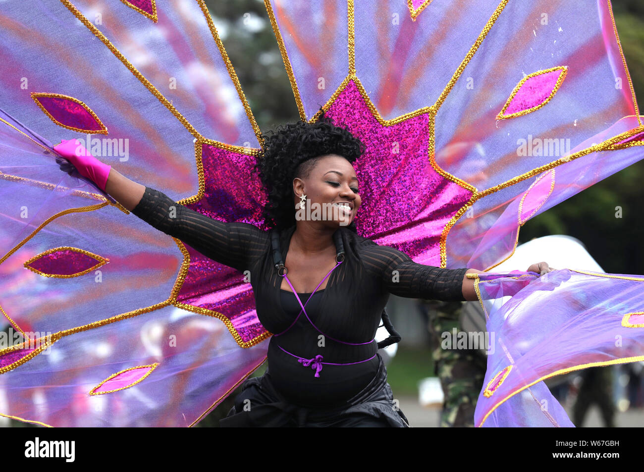 Ein Darsteller aus Trinidad und Tobago während einer Probe der Royal Edinburgh Military Tattoo 2019 in Redford Barracks in Edinburgh. Das Thema in diesem Jahr ist Kaleidoskop und fast 1.200 Darsteller aus aller Welt nehmen daran teil. Stockfoto