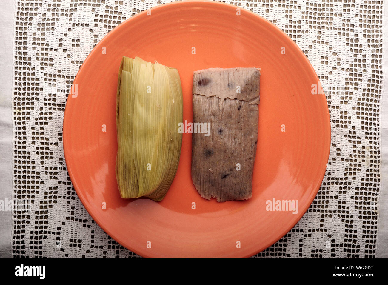 Blick von oben auf die Bean Tamale, auf Mais Blatt gewickelt. Ein traditionelles mexikanisches Essen. Kann als Frühstück, essen, Abendessen oder einen Snack oder auf Feiern gegessen werden. Stockfoto