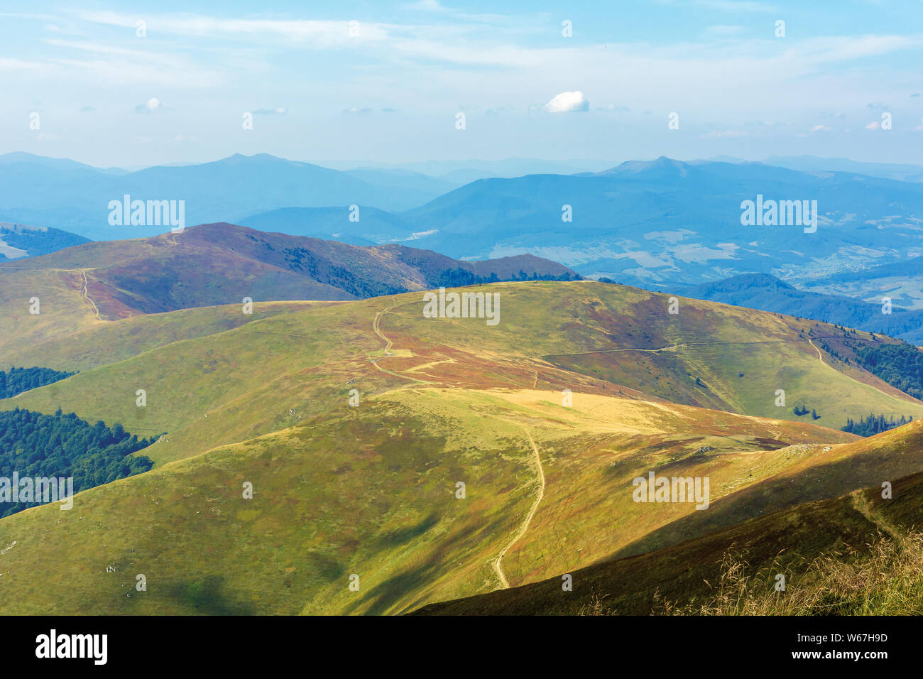 Mountain Range rolling weit entfernt am Horizont. schönen Sommer Landschaft. sonniges Wetter mit Wolken am Himmel. Pfad durch die Kante in der Stockfoto