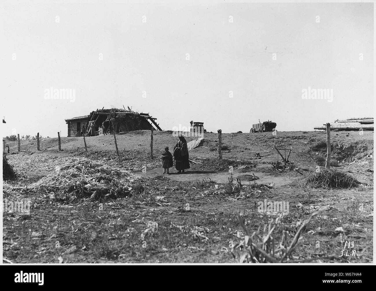 Navajo Farm Home. Aus dem Maisfeld. Maisernte in den Vordergrund. Südliche Navajo Agentur, 1933 Stockfoto