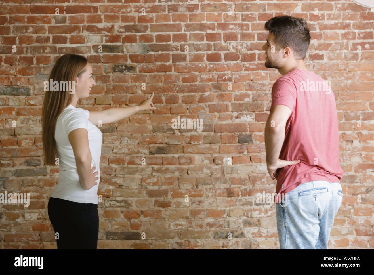 Junges Paar Wohnung Reparatur zusammen selbst machen. Verheirateten Mann und Frau tun Home Makeover oder Renovierung. Konzept der Beziehungen, Familie, Liebe. Diskutieren Malerei der Wand oder Vorbereitung für. Stockfoto