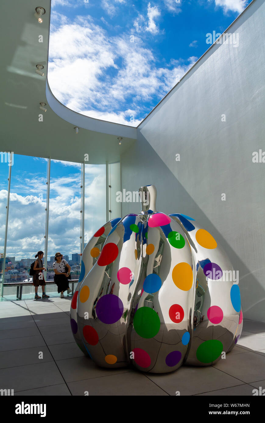 Touristen, die auf der Suche an einem Kürbis Skulptur an der Yayoi Kusama Museum, Tokyo, Japan Stockfoto