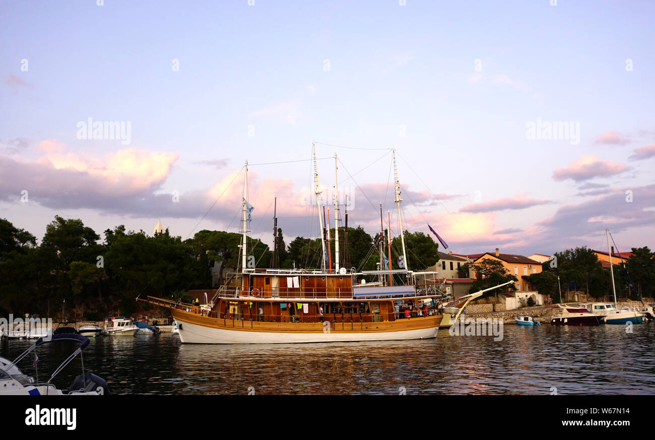 Mandre, Insel Pag, Kroatien, 29. Juli 2019. Vintage segeln Schiff voll von Touristen in den Hafen vor der Küste verankert Stockfoto