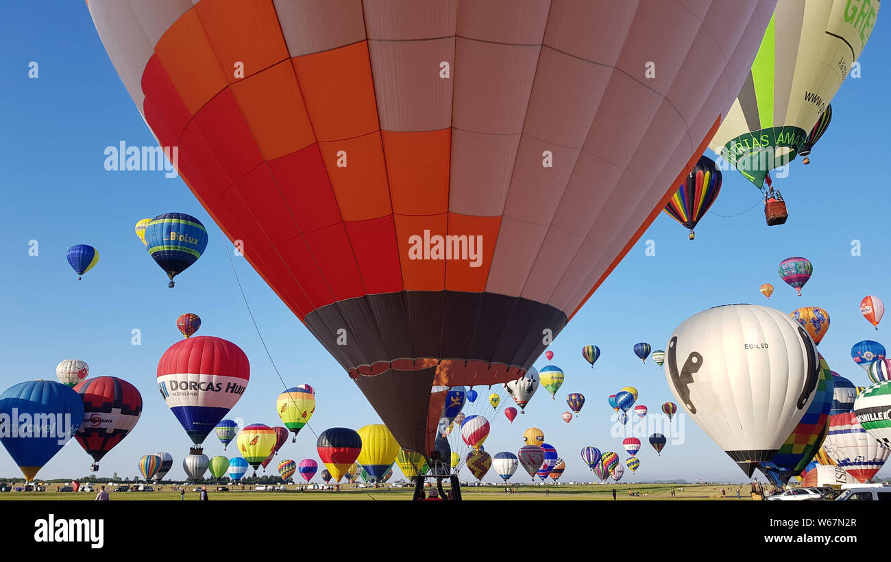 Mehr als 400 Heißluftballons versuchte, die gleichzeitige take-off zu brechen Weltrekord im Grand Est Mondial Air Ballons Festival in Chambley-Bussières Airbase im östlichen Frankreich, am 29. Juli 2019. Die Veranstaltung lockt mehr als 1.000 Heißluftballons aus der ganzen Welt und ist die größte Konferenz in der Welt. Stockfoto