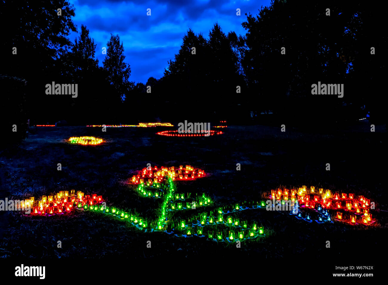 Bad Zwesten, Deutschland, 27.07.2019: Kurpark Bad Zwesten, über 18.000 bunte Lichter im Kurpark jährlich verwandeln in ein romantisches Lichtermeer. Stockfoto