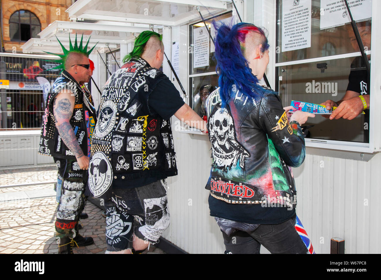 Blackpool, Lancashire, UK. Juli 31, 2019. Punk Rocker sammeln Armbänder an der Rebellion Festival weltweit größte Punk Festival in Blackpool. Anfang August, von Blackpool Winter Gardens ist Gastgeber für eine massive Line up des Punk Bands für die 21. Ausgabe der Rebellion Festival zieht Tausende von Touristen zum Resort. Über 4 Tage jeden August in Blackpool, den besten Punk sammeln für dieses gesellschaftliche Ereignis des Jahres mit 4 Tage Musik auf 6 Bühnen mit Massen von Bands. Kredit; MediaWorldImages/Alamy leben Nachrichten Stockfoto