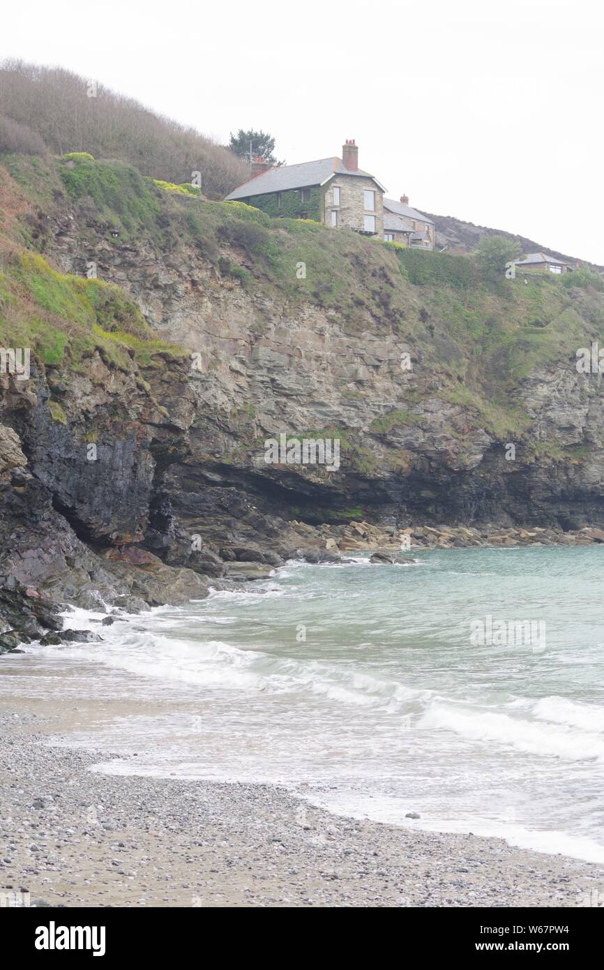 Trevaunance Cove und Punkt. Die hl. Agnes, North Cornwall, an einem Frühlingstag. Stockfoto