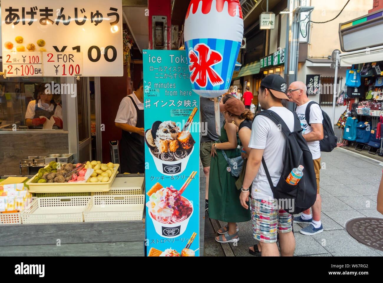 Touristen kaufen Kakigori, Asakusa, Tokyo, Japan, 2019 Stockfoto