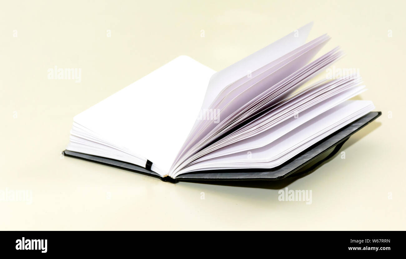 Öffnen hardback Notebook auf einem weißen Tisch. Ungeschriebene leeren Seiten. Stockfoto