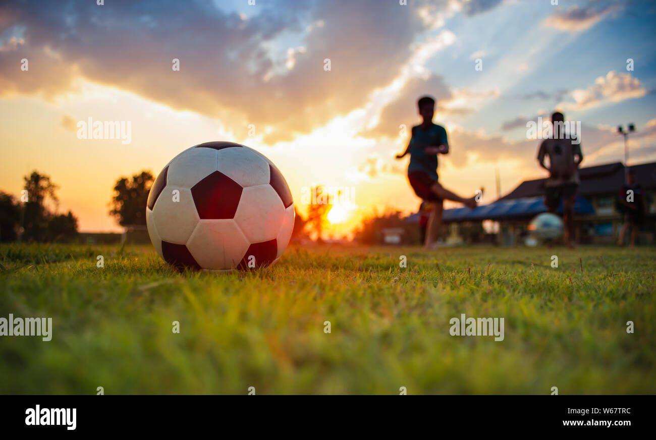 Silhouette Action Sport der Kinder Spaß Fußball spielen Fußball für Übung im ländlichen Raum. Arme und Armut Kinder in der Entwicklung. Stockfoto