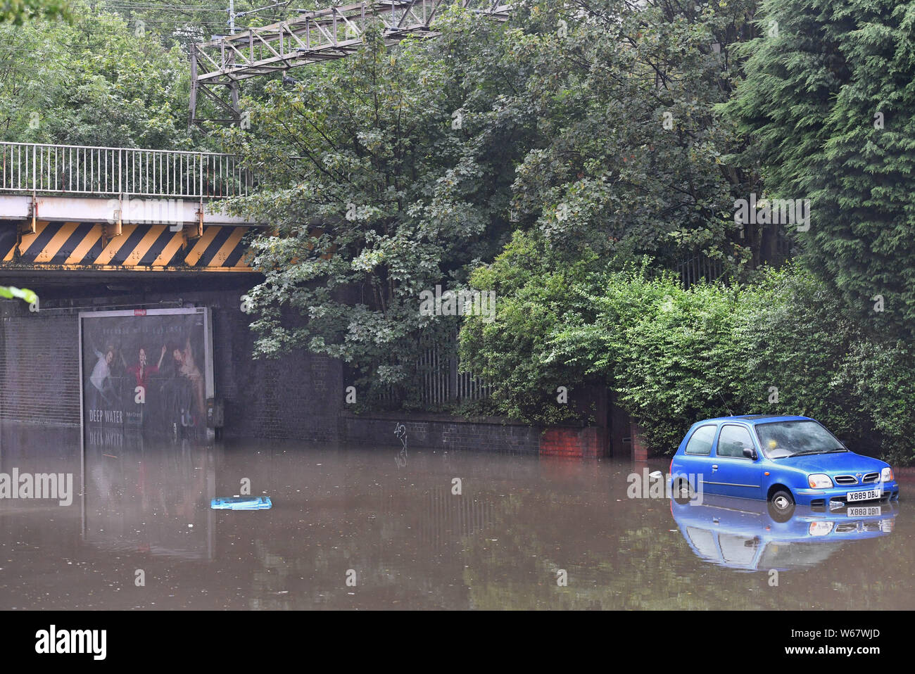 Ein Auto in Hochwasser in Easter Road in Manchester mehrdrähtig, nach starkem Regen am Dienstag. Stockfoto