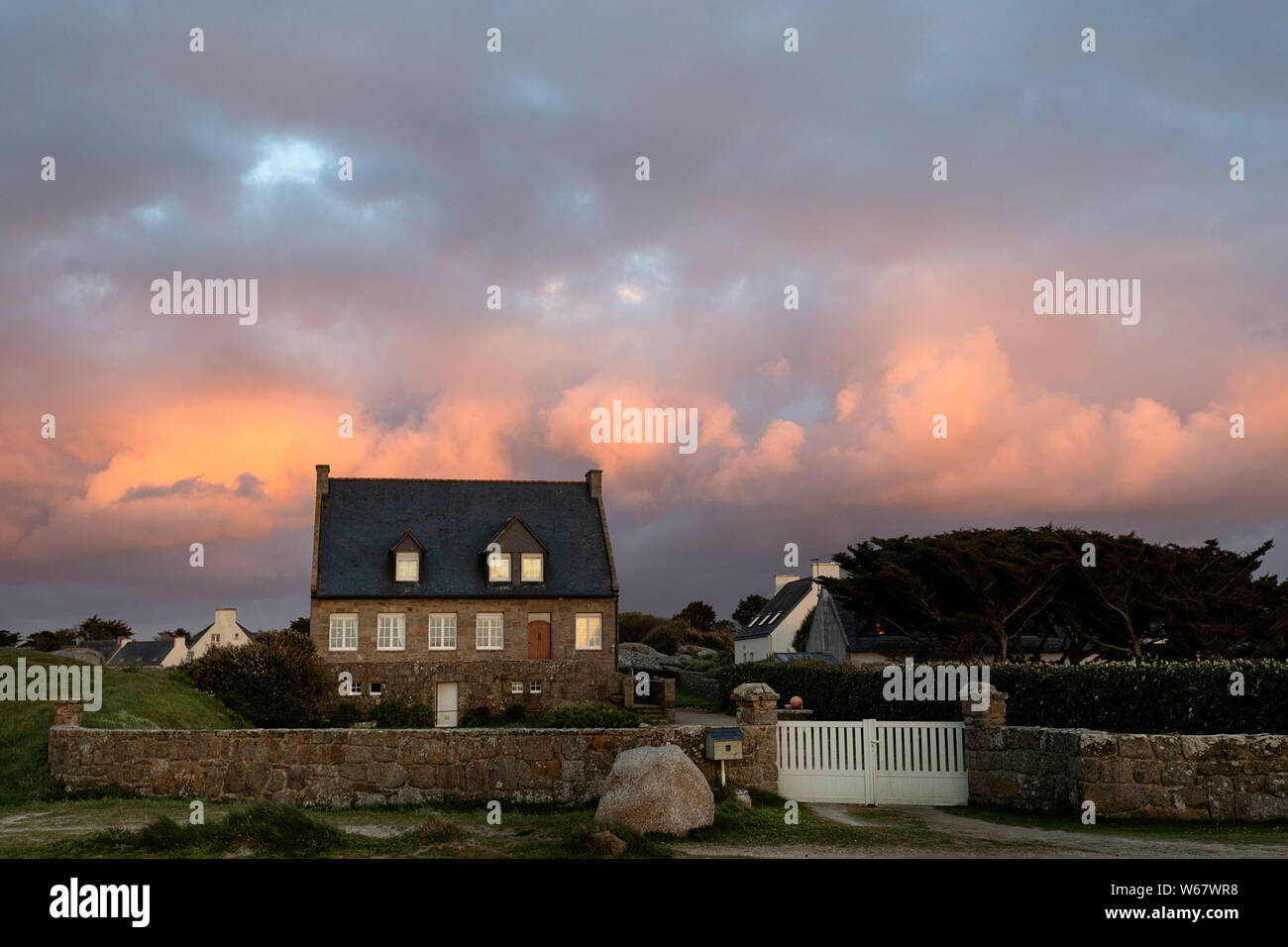 Schönes traditionelles Haus in Abend bunte Himmel bei Kerlouan, Meneham, Bretagne, Frankreich Stockfoto