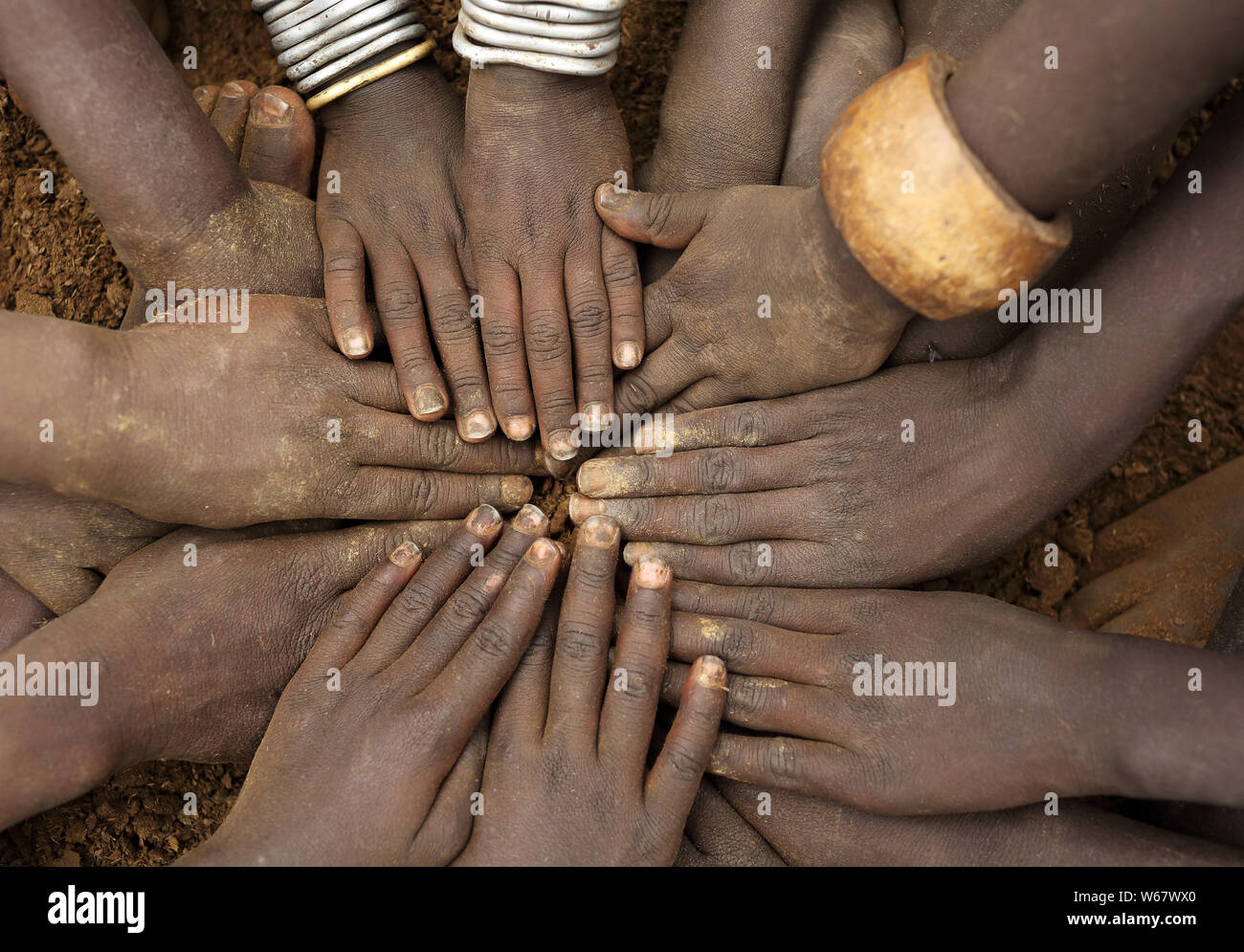 Afrikanischen Zeremonie der Mursi Stamm, Nahaufnahme der Hand einer Gruppe von Kindern, Äthiopien Stockfoto