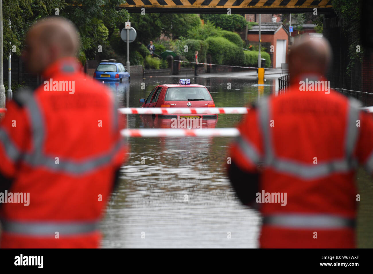 Ein Auto in Hochwasser in Easter Road in Manchester mehrdrähtig, nach starkem Regen am Dienstag. Stockfoto